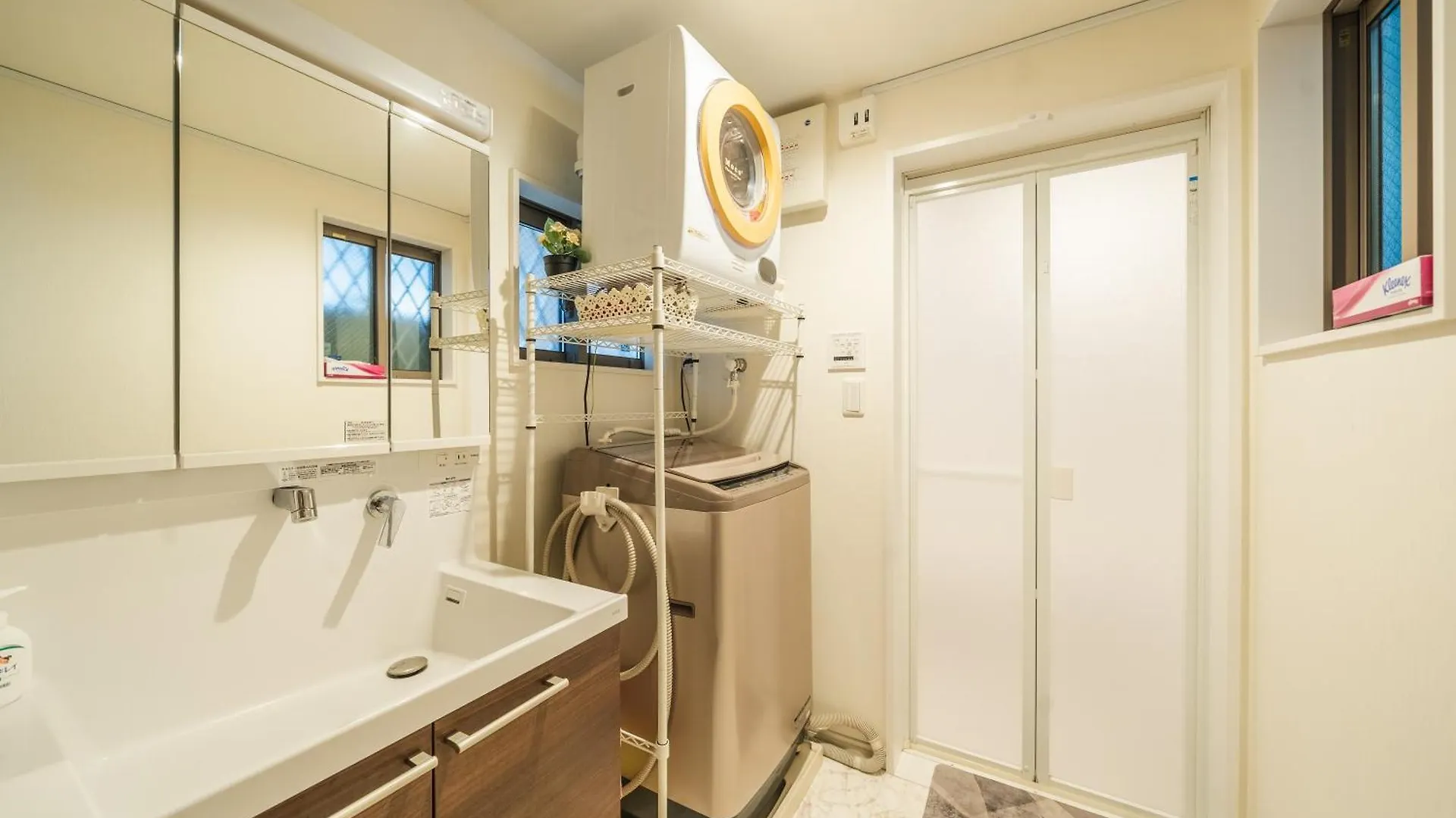 Apartment Qiqi House Tokyo: Spacious New Home for 8 with Easy Airport & Disney Access